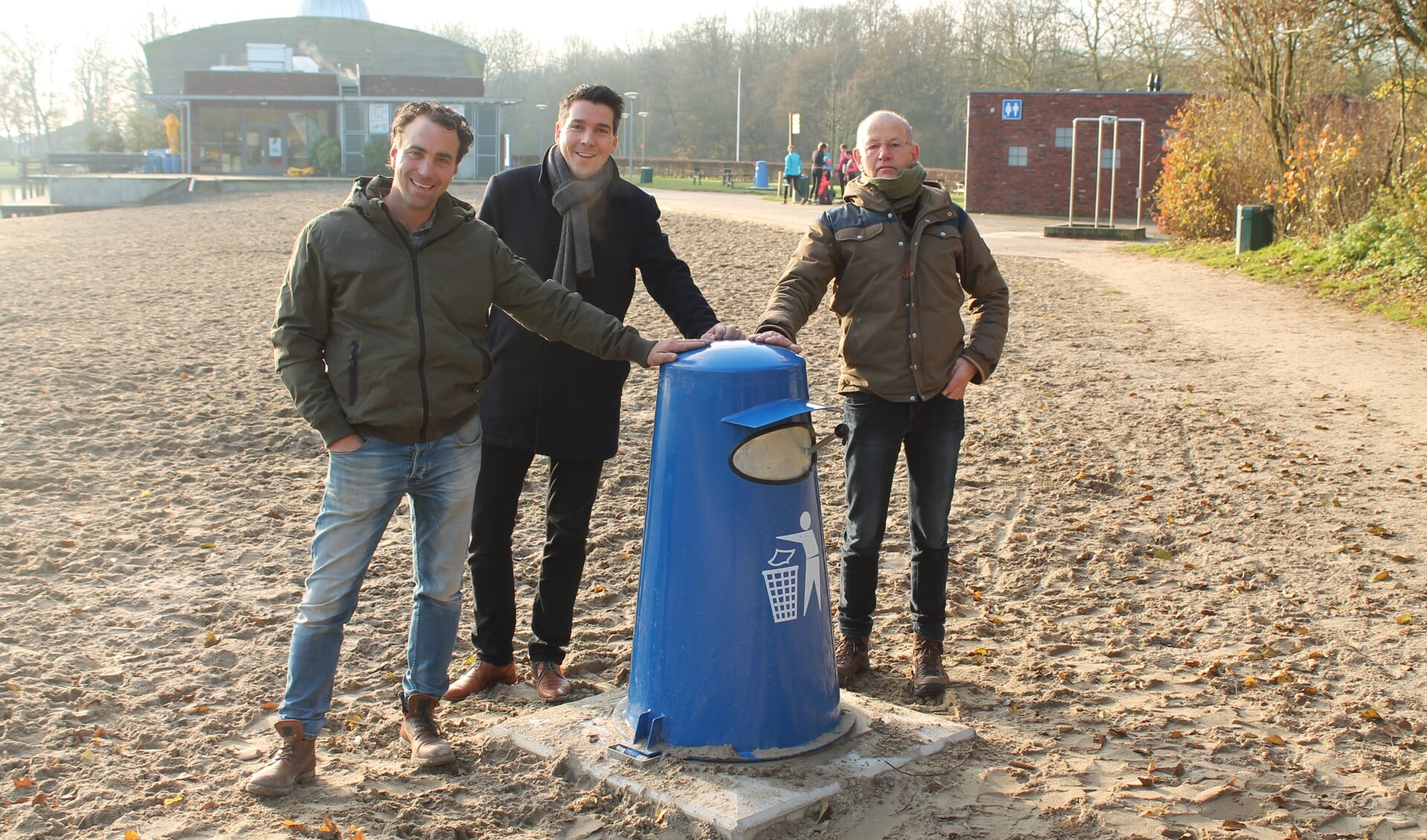 Antoon Vreeker van Vreeker BV en Karel Schoenaker en Piet Copier van het Recreatieschap zijn blij met de afvalcontainers in Het Streekbos.