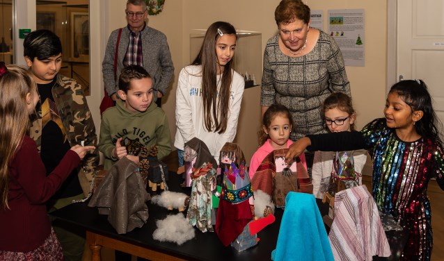 Kinderen van Het Baken waren bij de opening van de tentoonstelling aanwezig en hielpen mee. Ze deden ook de kerstverlichting aan.
