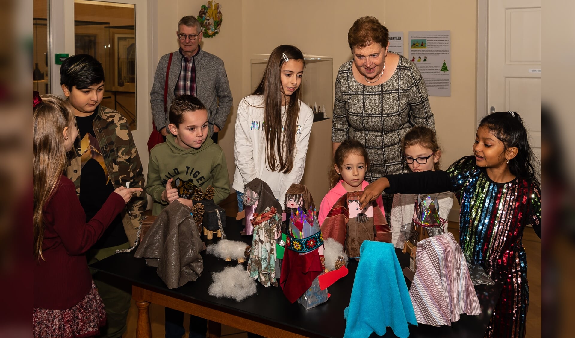 Kinderen van Het Baken waren bij de opening van de tentoonstelling aanwezig en hielpen mee. Ze deden ook de kerstverlichting aan.