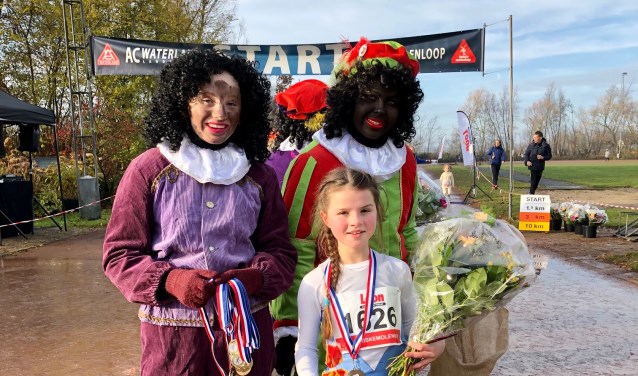 Maartje Rol met de Pieten bij de finish.