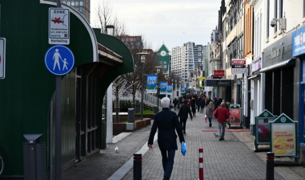 Beeld van een drukke Gedempte Gracht in betere tijden. Toch zijn er nog veel winkels open en hanteren de normen om veilig te shoppen.