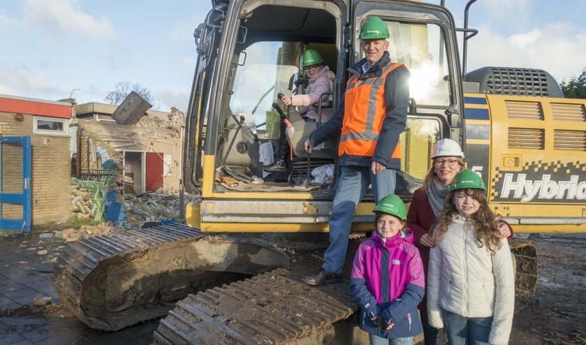 Wethouder Jelle Brouwer en Margriet Speklé, directeur kindcentra Uitgeest van Tabijn, gaven maandagochtend het startsein voor de sloop van de voormalige Paltrokschool.