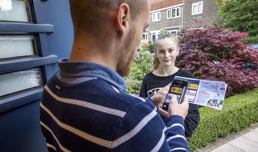 Kinderen gaan langs de deuren om loten, op een veilige manier, te verkopen.