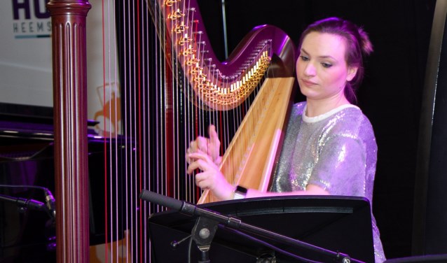 Emilie op de harp.