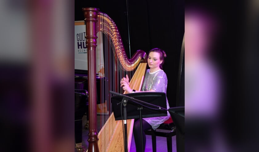 Emilie op de harp.