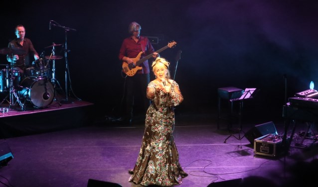 Van begin tot eind wist Karin Bloemen het publiek te vermaken.