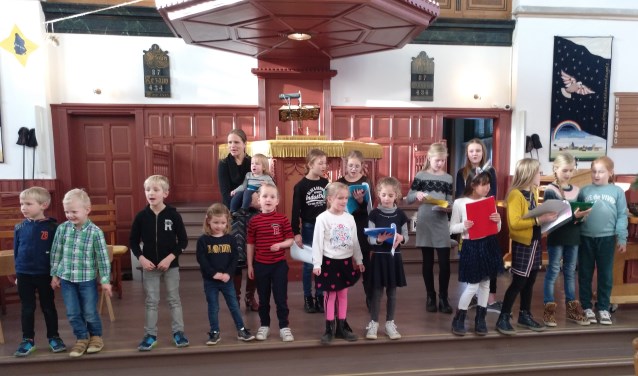Kinderen zingen kerstliederen in de Grote Kerk.
