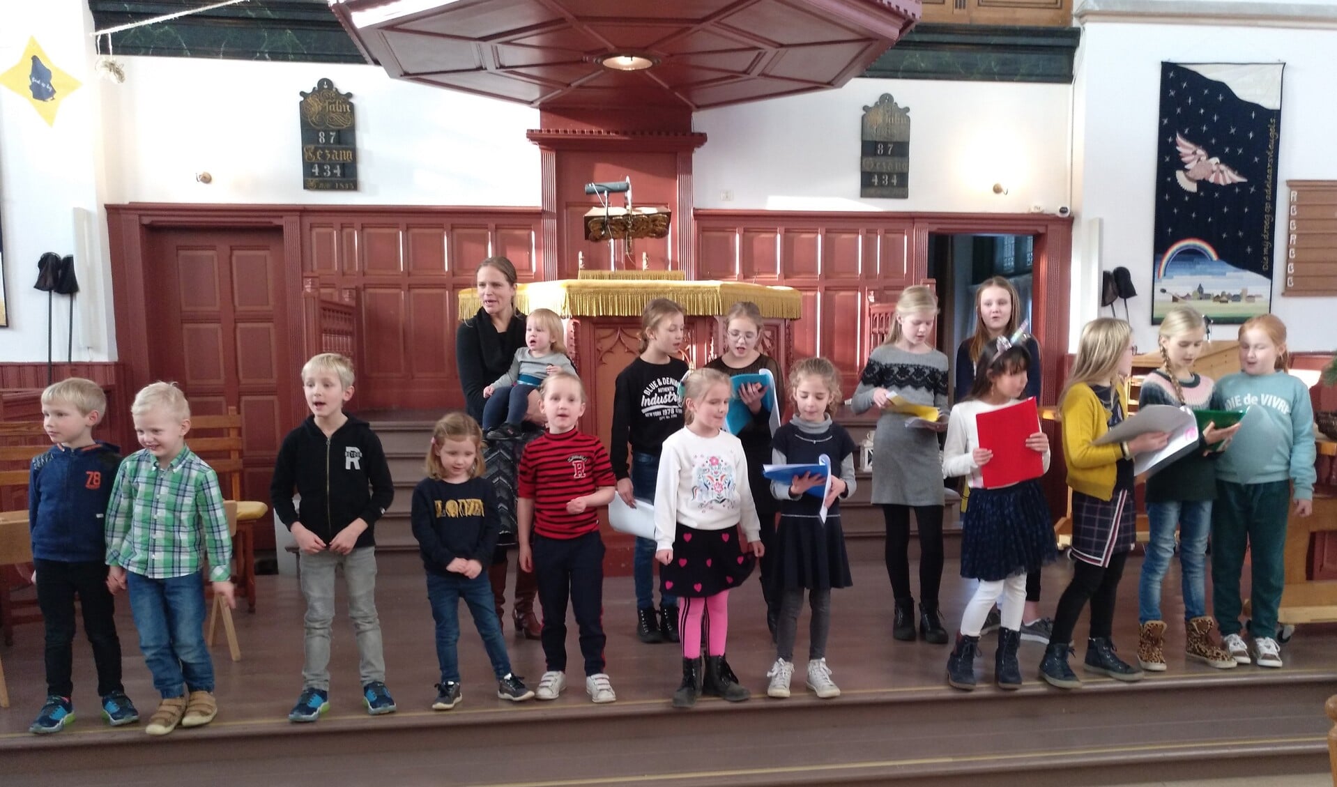 Kinderen zingen kerstliederen in de Grote Kerk.