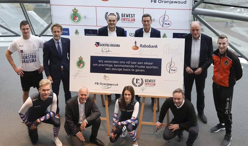 Biense Dijkstra (Bouwgroep Dijkstra Draisma), Durk Mous (Friese Rabobanken), Jorrit Volkers (Stichting FB Oranjewoud), Bauke Jonkman (Gewest Fryslân), Teije Dijk (Fryske Ljeppers Boun) en Jan van Erve (KNKB) tekenen gezamenlijk de verbintenis waarmee ze de kenmerkende sporten voor Fryslân een stevig