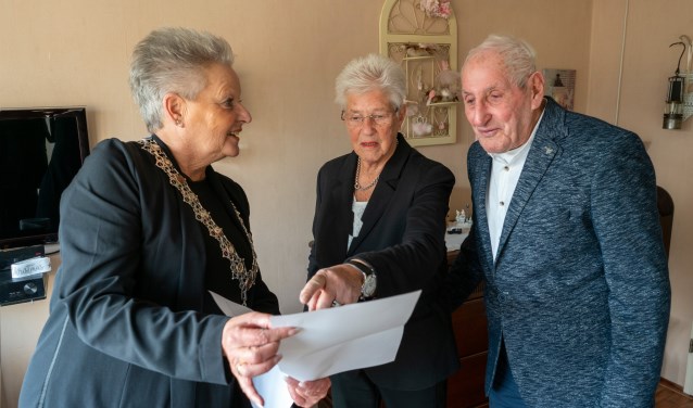 Wethouder Elly Konijn-Vermaas feliciteerde donderdag 5 december het briljanten bruidspaar Slier-Van Bezooijen.
