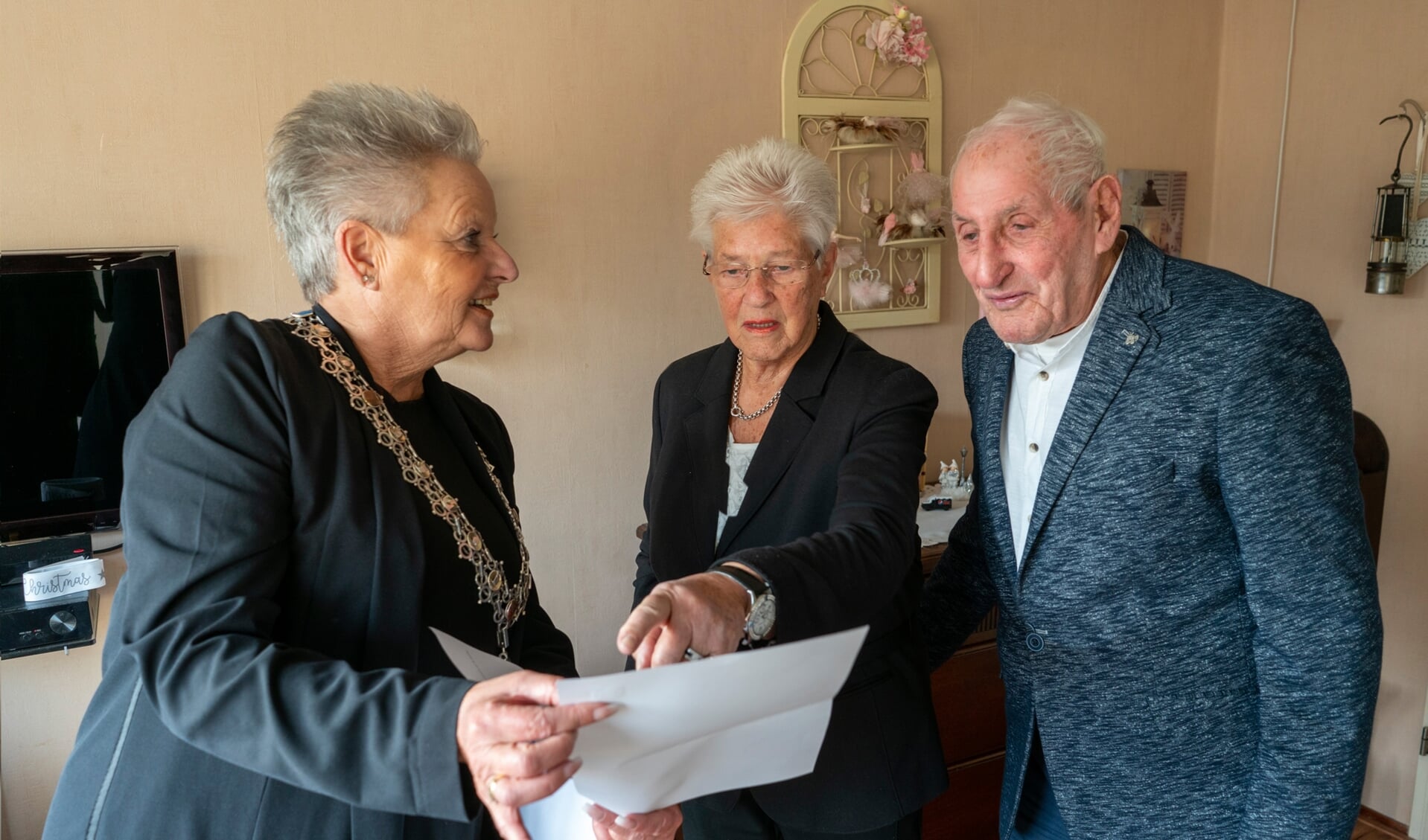 Wethouder Elly Konijn-Vermaas feliciteerde donderdag 5 december het briljanten bruidspaar Slier-Van Bezooijen.