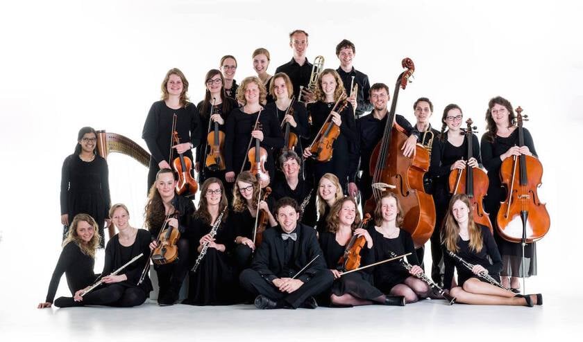 Het ensemble Con Passione uit Veenendaal met in het midden dirigent Jan Hendrik van Schothorst.