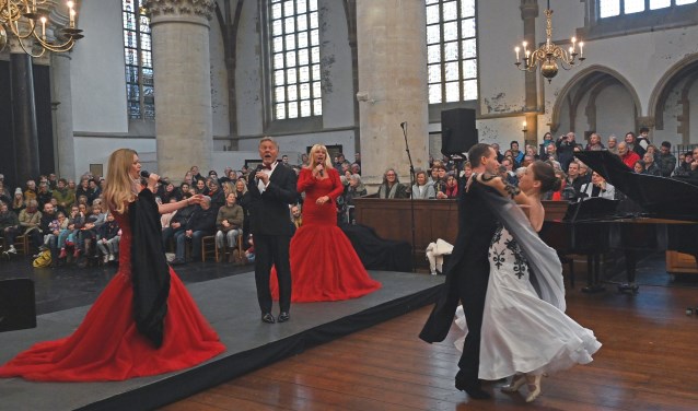 La Familia in concert in een bomvolle kerk.