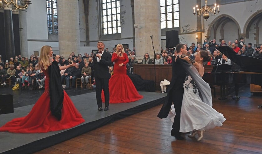 La Familia in concert in een bomvolle kerk.