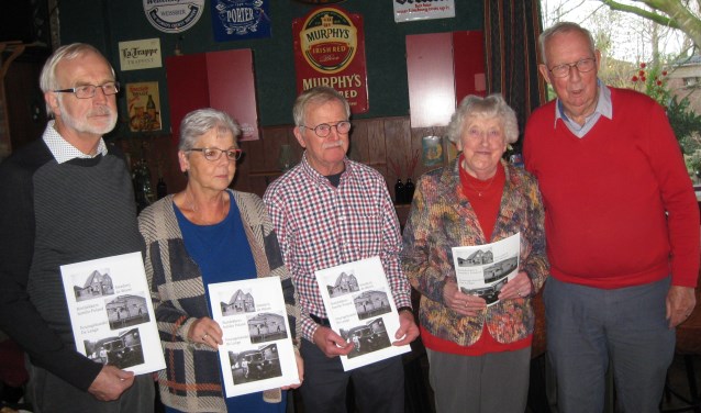 Ben Beemster overhandigde vier eerste exemplaren van de zevende uitgave van Historisch De Weere.
