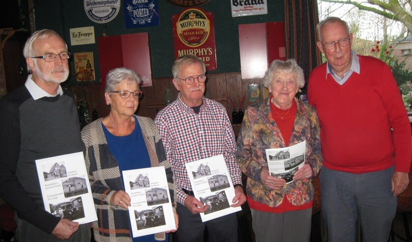 Ben Beemster overhandigde vier eerste exemplaren van de zevende uitgave van Historisch De Weere.