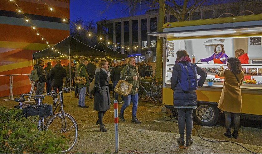 Tijdens de decemberborrel kunnen de aanwezigen wat lekkers halen bij één van de foodtrucks naast het paviljoen.