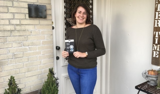 Winnaar Eline Spoelder met haar gewonnen cadeaubon.