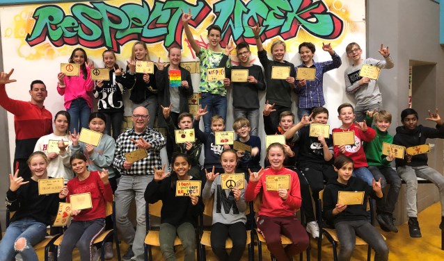 RSG-brugklas B1k met wiskundeleraar meneer Obdam (m) en brugklascoördinator en vertrouwenspersoon Bart van Rhijn (l): anders zijn dan gemiddeld levert veel moois op.