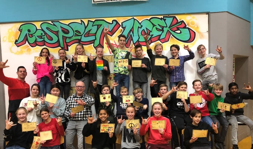 RSG-brugklas B1k met wiskundeleraar meneer Obdam (m) en brugklascoördinator en vertrouwenspersoon Bart van Rhijn (l): anders zijn dan gemiddeld levert veel moois op.