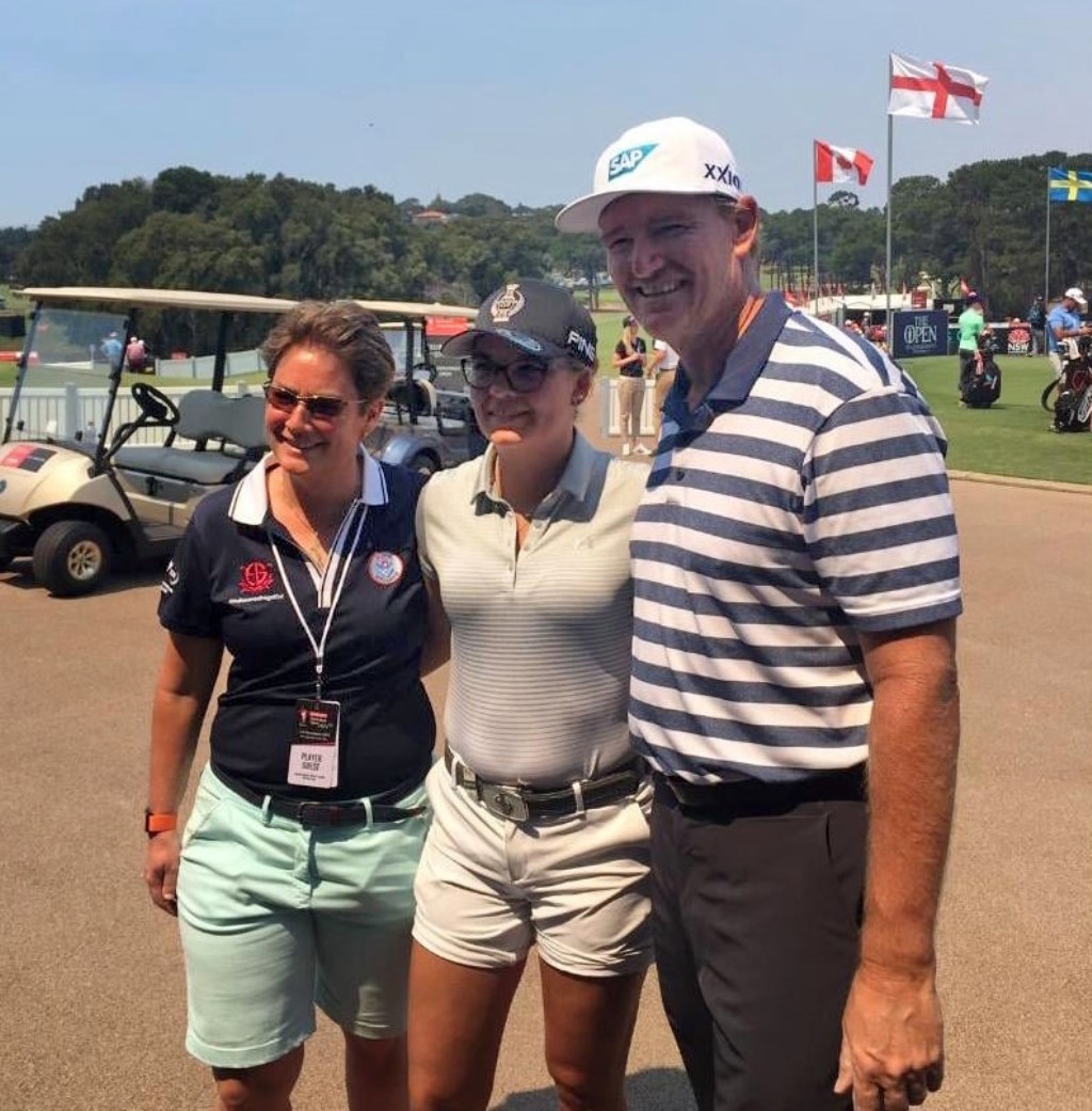 Marcella Neggers en Daphne van Houten flankeren de 'Big Easy' Ernie Els.