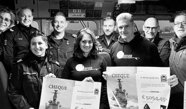 Overhandiging cheques aan boord van de Van Speijk.
