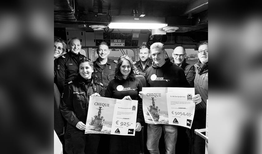 Overhandiging cheques aan boord van de Van Speijk.