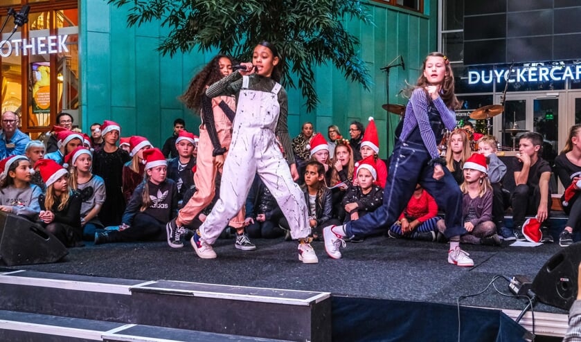 Volop zang en dans tijdens de GIG Parade.
