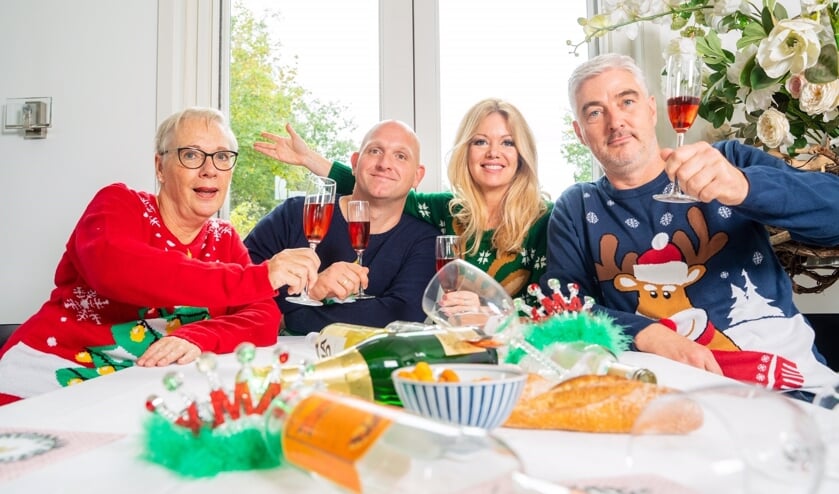 Het ensemble is al helemaal in kerststemming. Van links naar rechts: Hilda Raasing, Tom Hage, Andrea Vos en Yan Bijpost.