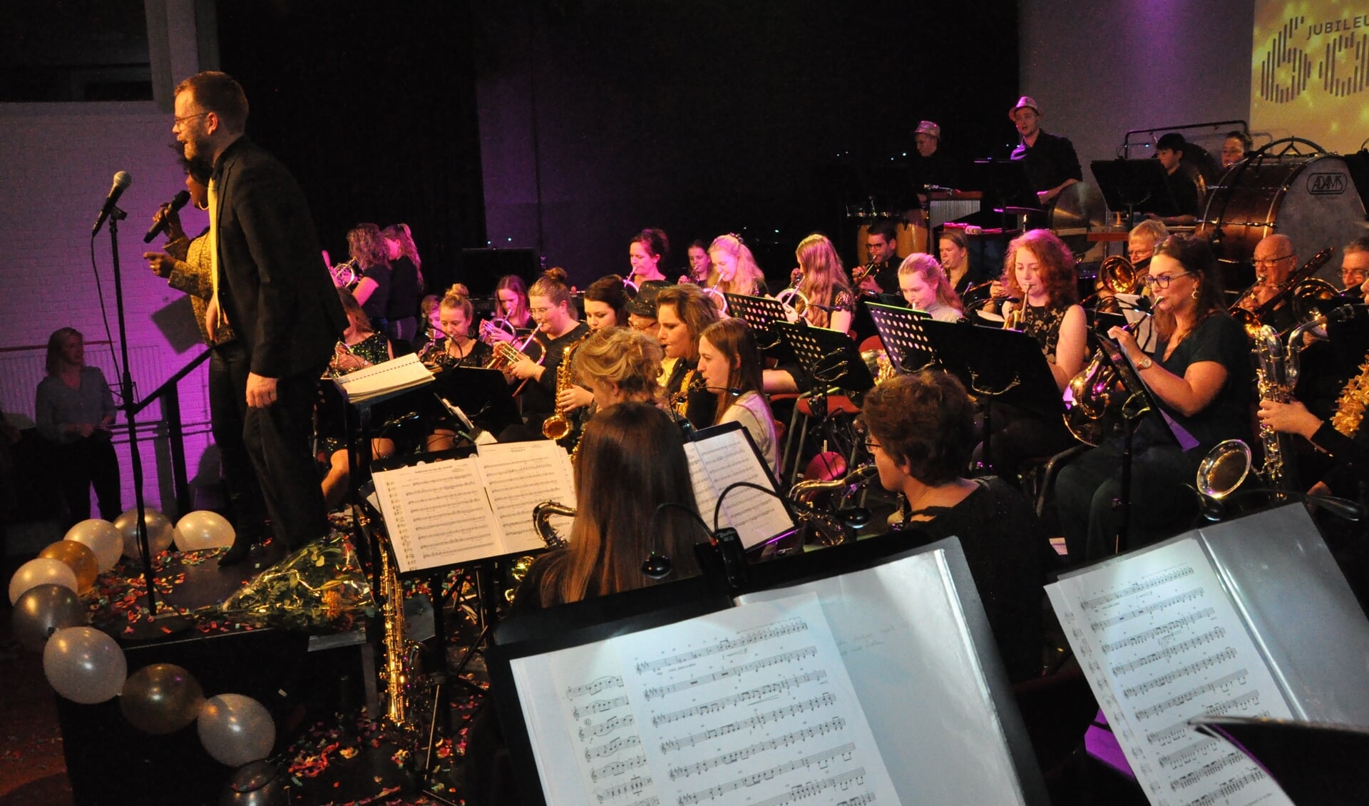 Orkest bij start bij openingsconcert jubileumjaar.