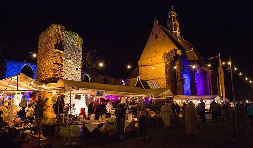 Gezelligheid troef rond de Ruïnekerk in de donkere dagen voor kerst.