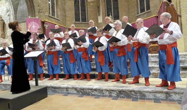 Het koor treedt op in traditionele Oekraïense klederdracht.