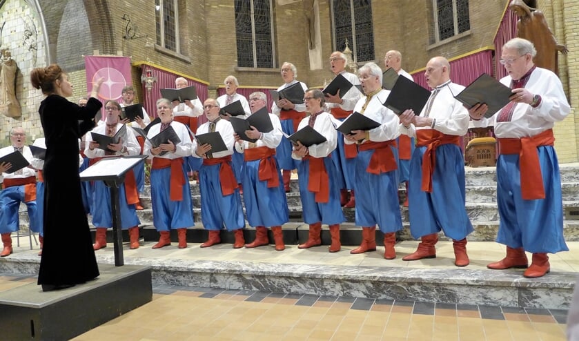 Het koor treedt op in traditionele Oekraïense klederdracht.
