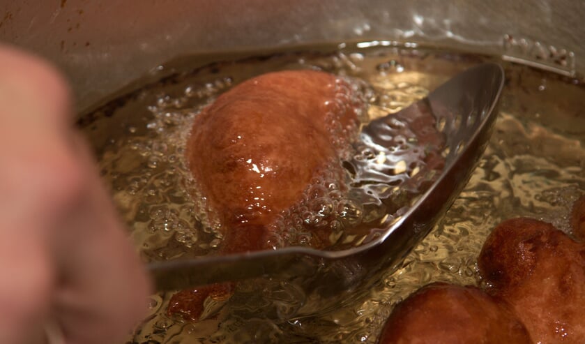 Let op wat je met het vet doet waar oliebollen in gebakken zijn.