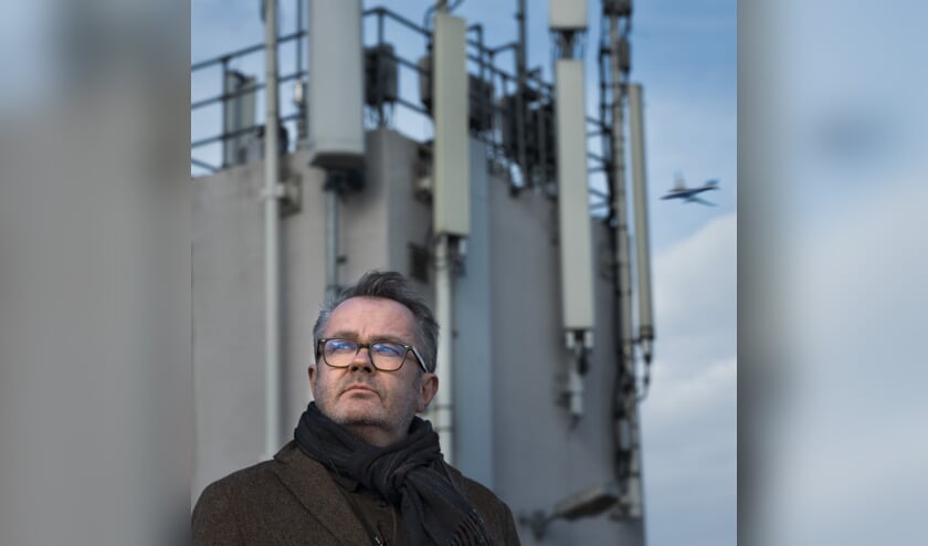 Cabaretier en acteur George van Houts bespreekt complottheorieën.