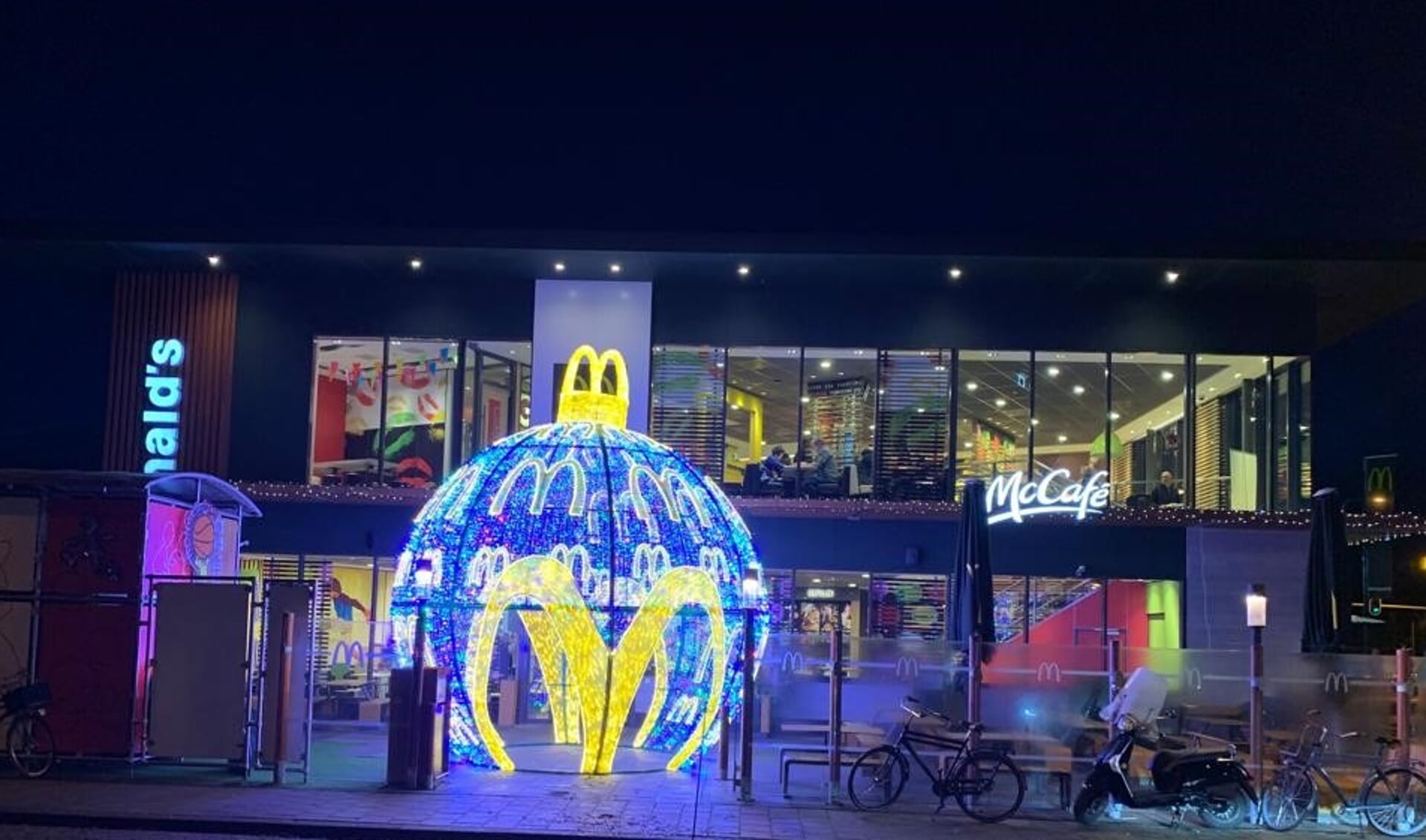 Grootste kerstbal bij McDonald's aan de westelijke kant.