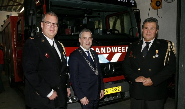 Burgemeester Dennis Straat reikte de onderscheidingen uit.ukte