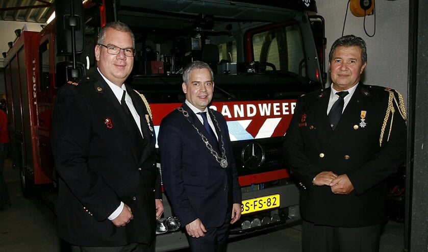 Burgemeester Dennis Straat reikte de onderscheidingen uit.ukte