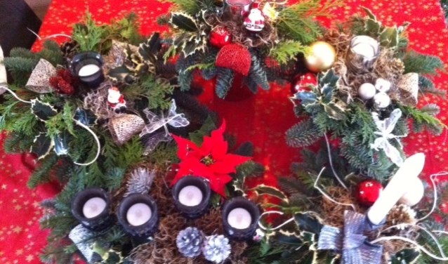 Kerststukjes maken bij Wijkboerderij De Veldmuis.