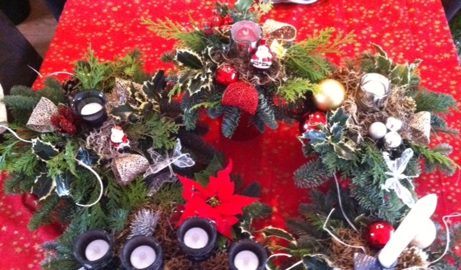 Kerststukjes maken bij Wijkboerderij De Veldmuis.