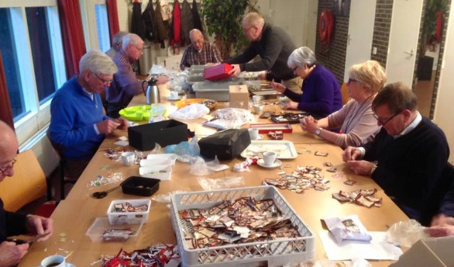 De Rotaryclub is bezig om stapeltjes te maken van alle ingeleverde DE-punten.