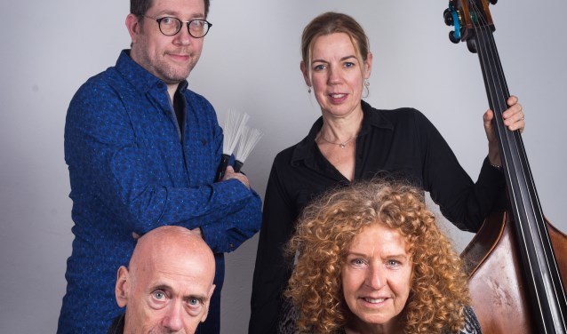 Kleinkunstgroep Gloed geeft een concert in theaterzaal Geesterhage in Castricum.