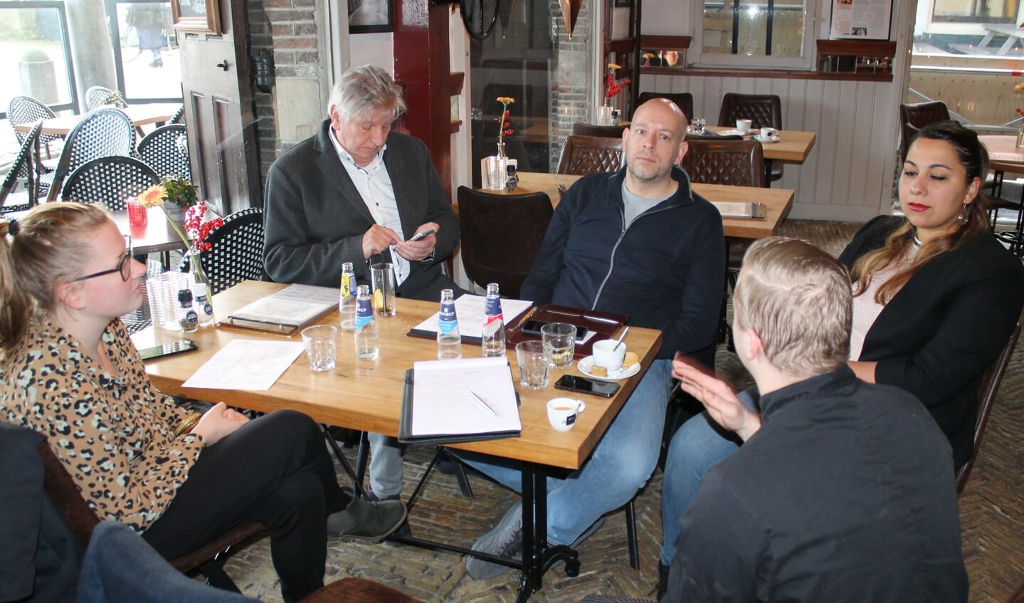 De jury bespreekt diverse criteria met de deelnemers aan de verkiezing. Zoals hier bij De Waegh in Monnickendam. 