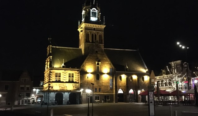 Wandelen door het fraai verlichte centrum van Alkmaar.