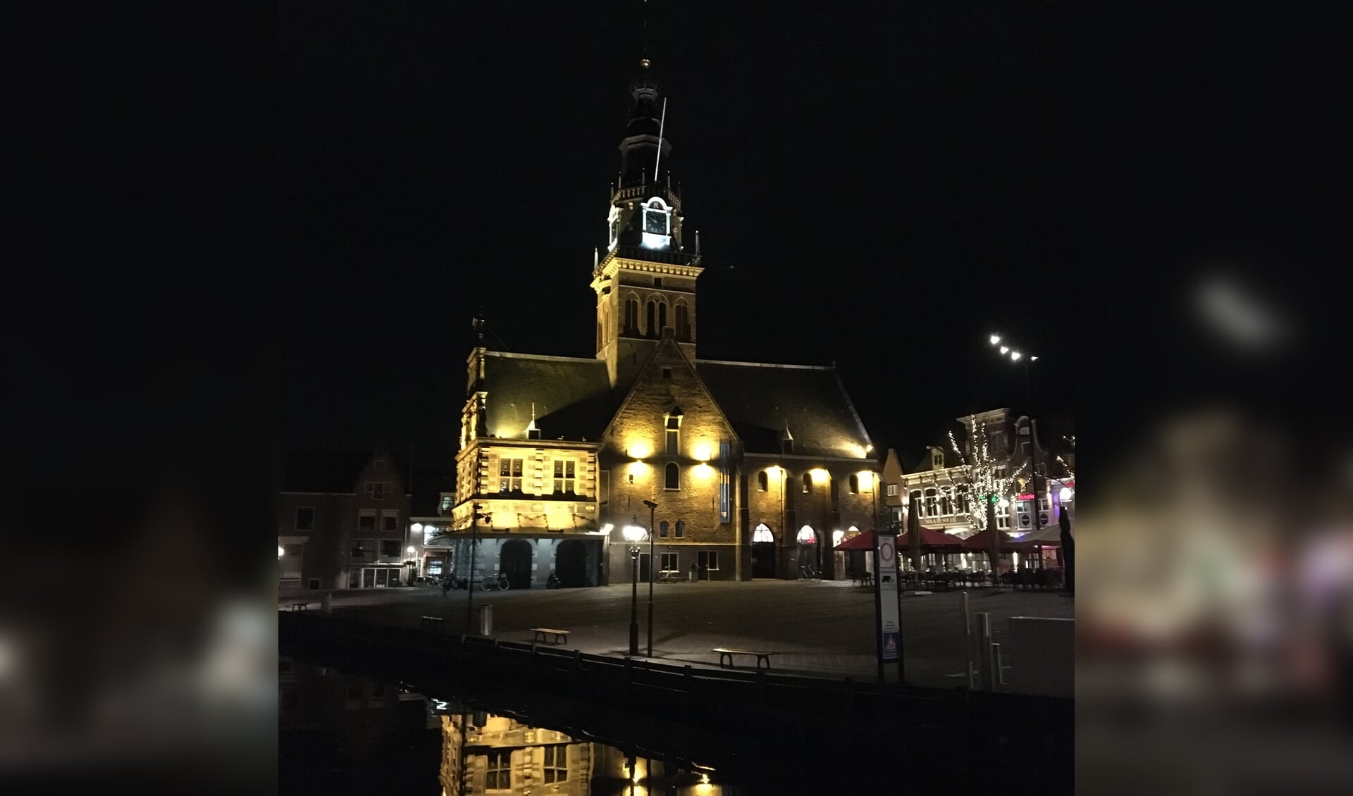 Wandelen door het fraai verlichte centrum van Alkmaar.