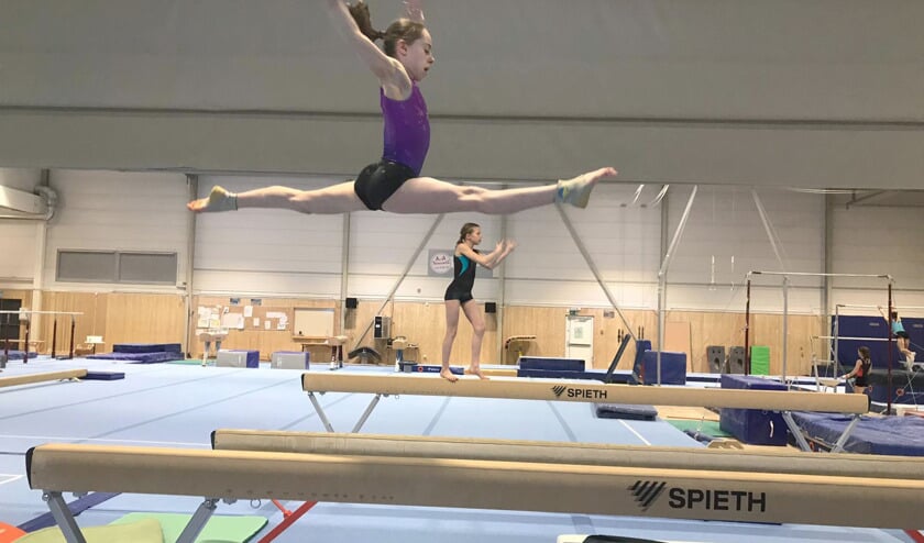 Mara Slippens geconcentreerd op balk.
