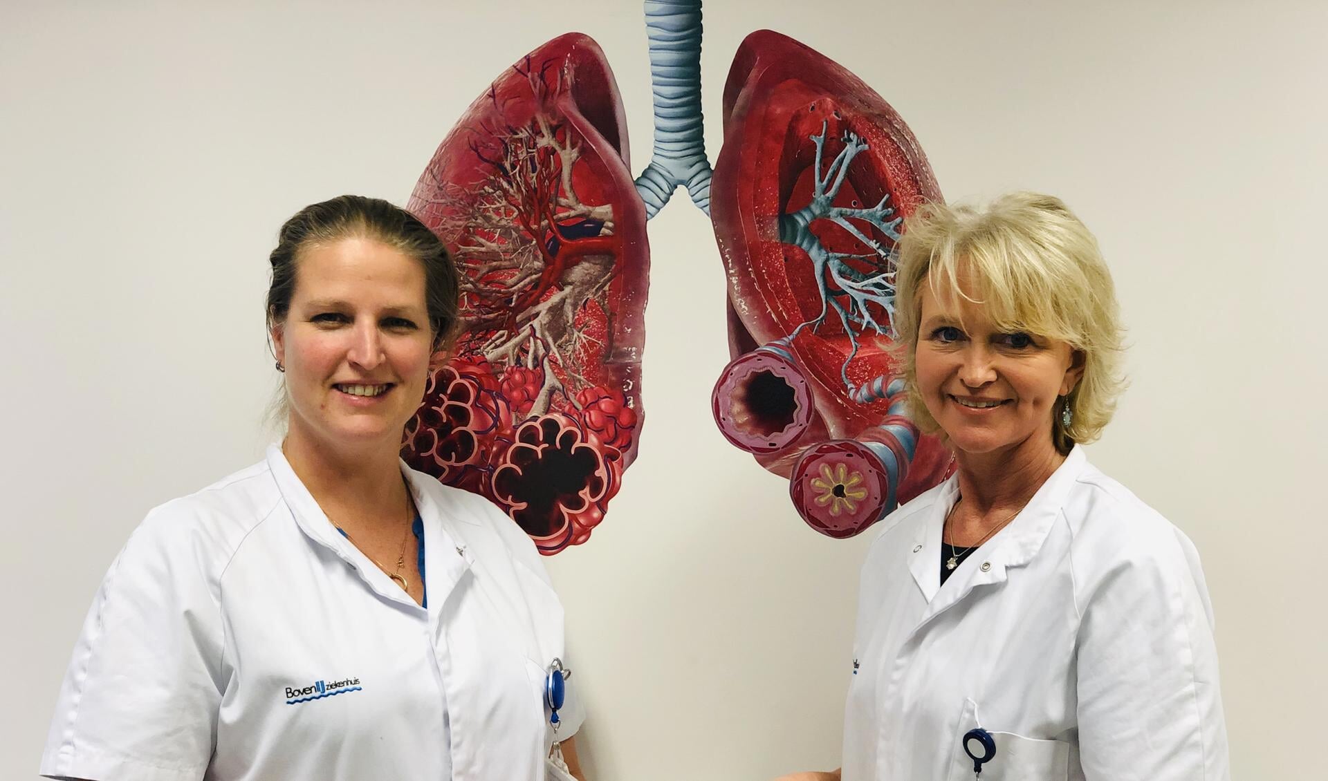 Longverpleegkundige Lieke Spiegelenburg (l) en Suzan Spaans (r) begeleiden mensen die willen stoppen met roken op de rook-stop-poli van het BovenIJ ziekenhuis.
