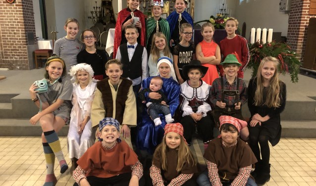 Kinderen v.l.n.r. en v.b.n.o.: Hidde Stam, Siep Eeken, Stijn de Groot, Renske Kamp, Fenna Duinhoven, Stef Zutt, Rosa Groot, Sanny Zutt, Yara Jaspers, Cas Ruigrok, Pien Veldman, Jul Wijtman, Julien Schoordijk, Jaxx Wester (kindje Jezus), Maaike Ruigrok, Julia Ruiter, Jack van Duin, Joyce de Waard, Daan Groen, Anne Kruyer, Aaron Klaver (op foto ontbreken Joya van Butselaar en Gijs Hand)