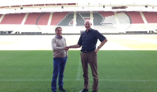 Ook de toentertijd algemeen directeur van AZ, Toon Gerbrands, wenst organisator Peter Koch succes bij zijn 39e HE-toernooi.
