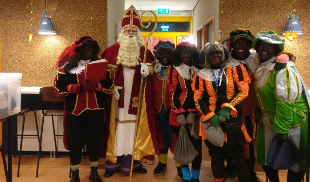 Sinterklaas met zijn pieten op basisschool 't Venne.